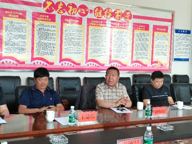 一群人坐在桌子前

形貌已自动天生