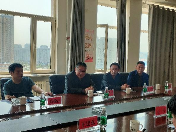 一群人在餐厅里

形貌已自动天生