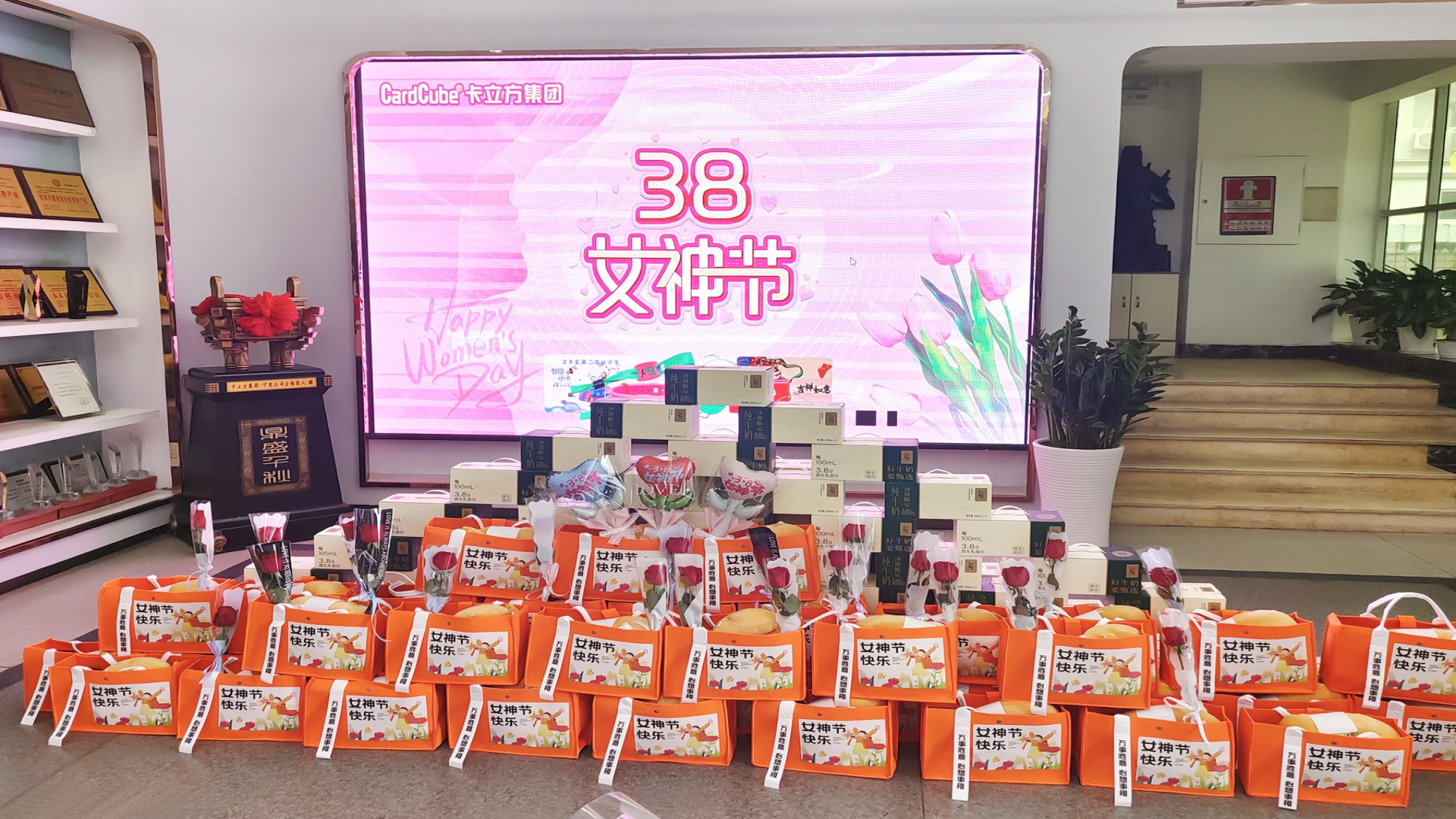 人生就是博手机版集团智能卡工厂腕带厂家：以花为礼，致敬每一位 “女神”